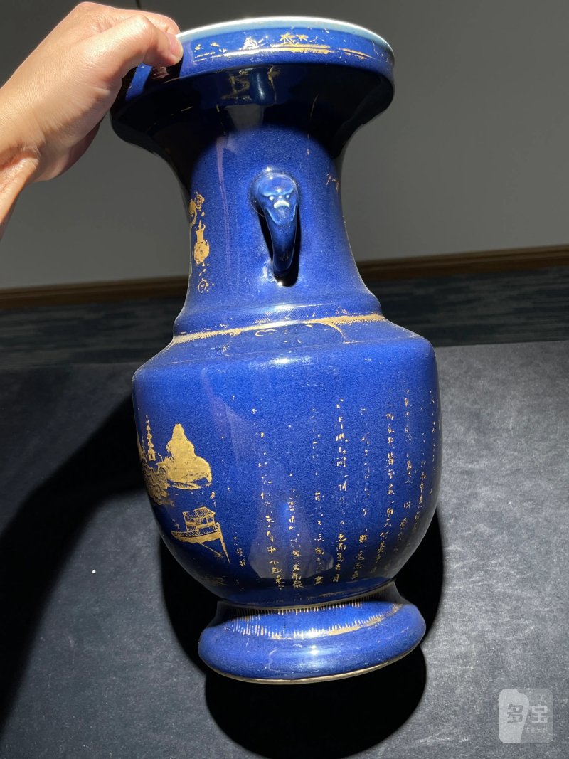 清乾隆 祭蓝描金赤壁赋纹盘口瓶 - 图3